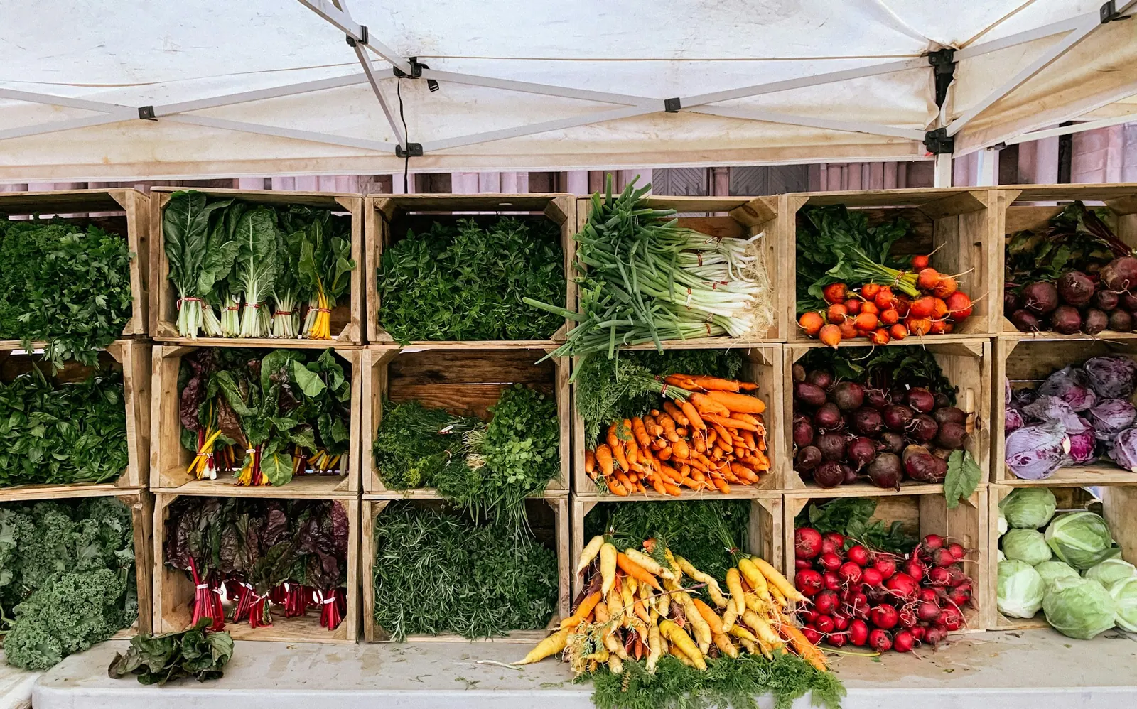 Pazar tezgâhında sebze kasaları